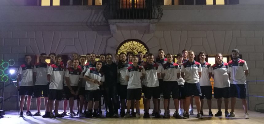 Parte ufficialmente la nuova stagione: presentata la rosa che parteciperà al campionato di Seconda Categoria e lo staff del settore giovanile Parte ufficialmente la nuova stagione: presentata la rosa che parteciperà al campionato di Seconda Categoria e lo staff del settore giovanile